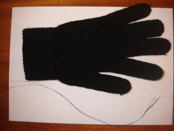 Cara membuat sentuhan sarung tangan konvensional untuk nyaman menggunakan smartphone Anda dalam dingin.