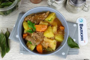 Daging sapi rebus dengan kentang: suami siap makan bahkan sepanjang minggu, resep ini selalu membantu