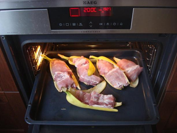 Gambar yang diambil oleh penulis (daging di kulit pisang dalam oven)