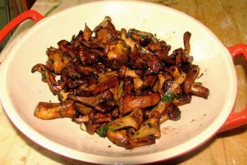 Chanterelles di Korea dengan bawang putih. resep favorit makanan ringan lezat