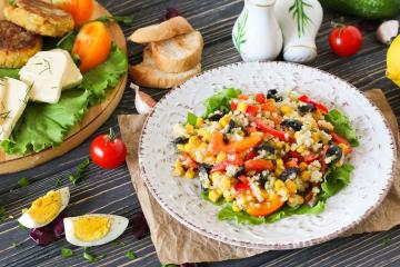 Salad dengan couscous dan sayuran