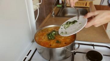 Sup tanpa daging dengan kubis segar