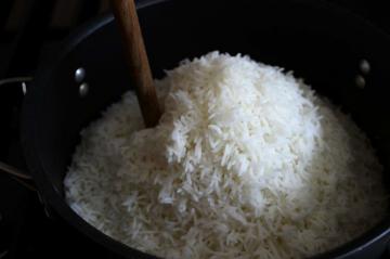 Cara memasak hiasan nasi renyah?