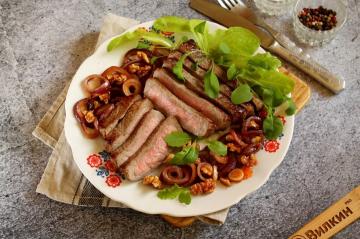 Salad hangat dengan daging sapi