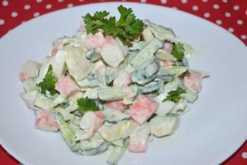 Mengagumkan salad lezat dengan kepiting tongkat dan alpukat! Anda akan memasak untuk semua liburan!