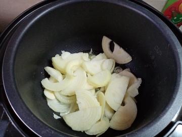 Makan malam pada ibu sibuk: daging babi goreng dengan bawang dan mustard di multivarka