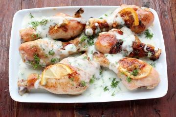 Ayam direndam dalam bahasa Yunani: harum, terang dan juicy!