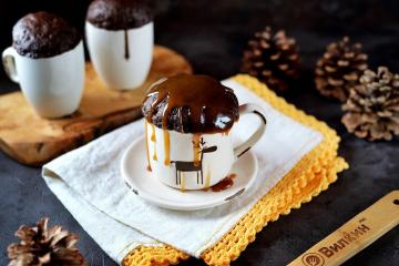 Cupcake coklat dalam mug di microwave