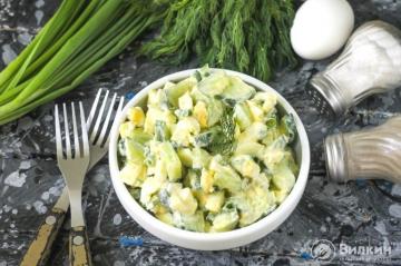 Mentimun, telur dan salad daun bawang