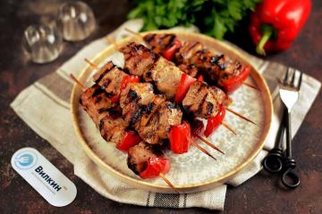 Kebab babi di oven di lengan