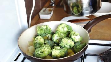 Keju sup dengan brokoli. Resep untuk malas