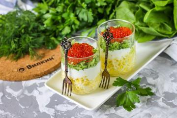 Salad koktail dengan kaviar merah