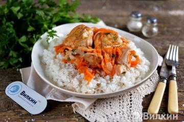 Ayam rebus dengan bawang bombay dan wortel