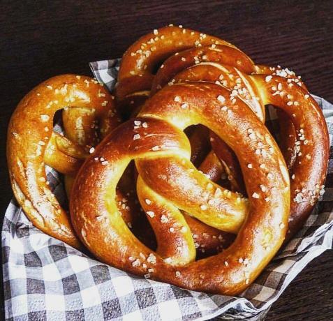 Ruddy "pretzel" garam dalam adonan dan taburi dengan garam. Foto - Yandex. gambar