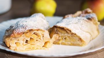 Apple pie dari beragi adonan knalpot. Strudel dengan apel