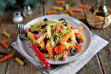 Salad dengan pasta, salami dan sayuran