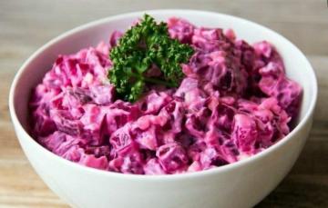 Sederhana salad bit, bawang putih dan kenari