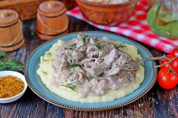 Daging sapi stroganoff dengan jamur