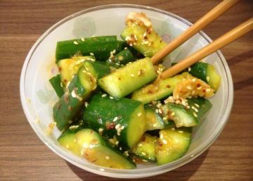 Pedas makanan ringan: mentimun, bawang putih dan merica di Korea