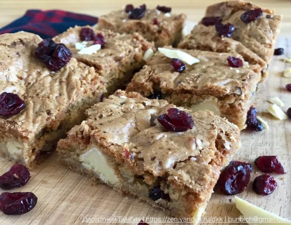 "Blondie" sepotong kue. coklat putih dan cranberry kering