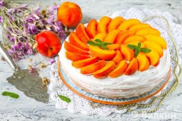 Kue bolu dengan krim asam dan persik