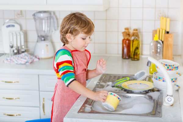 Anak-anak suka membantu di dapur - percayakan pada mereka untuk mencuci piring. (Foto: Pixabay.com)