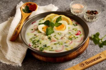 Okroshka dengan ayam di kefir