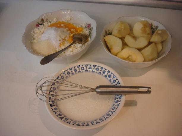 Gambar yang diambil oleh penulis (kocok putih telur dan menambahkan semolina, vanili di dadih)