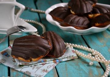 Cookies "Madeleine" dengan chocolate icing