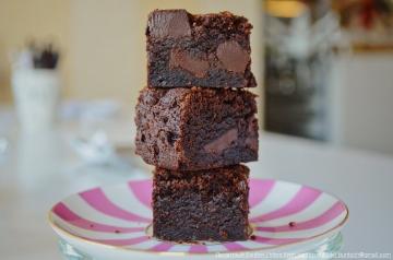 Saya makanan penutup chocolate favorit - brownies. Resep kue ekstrim coklat