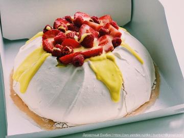 Musim panas dessert meringue dengan Berry segar. resep kue Pavlova