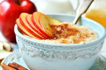 Air New bubur beras resep dengan vanili dan apel. Cobalah!