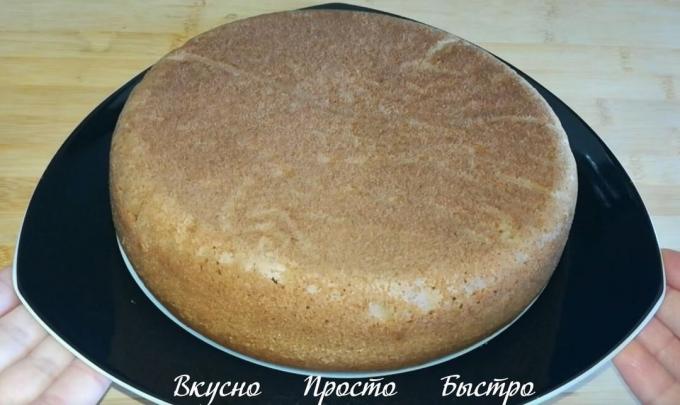 Biscuit juga dipanggang dalam oven yang sudah dipanaskan pada suhu 180 ° C. Kesediaan untuk memeriksa tusuk kayu. Menembus tusuk kue, tusuk jika kering, maka sponge cake siap.