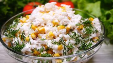 Salad ikan rebus dengan nasi dan jagung