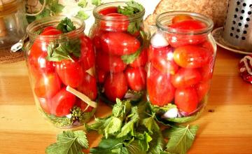 Tomat untuk kaleng musim dingin liter