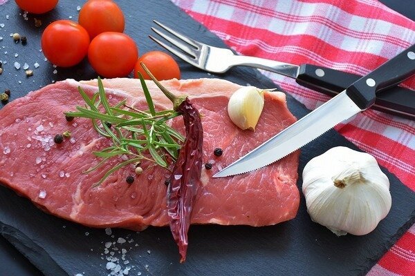 Belilah potongan daging yang sudah dimasak daripada steak. (Foto: Pixabay.com)
