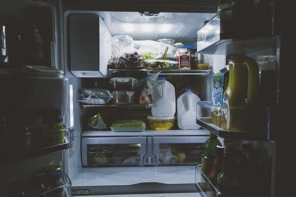 Jika lemari es sangat tersumbat, ada kemungkinan lebih besar untuk mengabaikan makanan tertentu. (Foto: Pixabay.com)