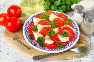 Salad tomat dengan keju