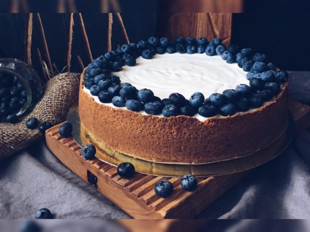 Klasik New York cheesecake dihiasi dengan blueberry segar
