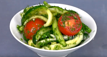 Mentimun asin ringan, zucchini dan salad tomat. Salah satu salad favorit kami