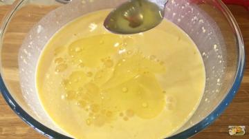 Selalu memasak pada hari libur. Pancake dengan jamur dan keju dalam oven