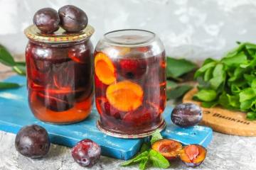 Plum, kalengan dalam sirup untuk musim dingin