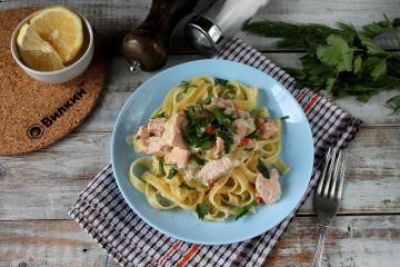 Pasta salmon dengan saus krim menurut resep ini sangat cocok untuk makan malam yang ringan