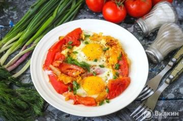 Telur goreng dengan tomat dan bawang