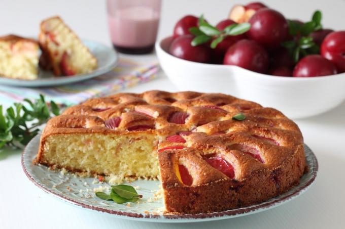 Kue dengan plum dan rempah-rempah. Foto - Yandex. gambar