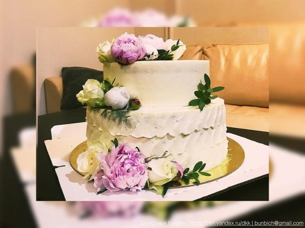 Contoh dari kue pengantin, yang saya dihiasi dengan bunga-bunga