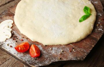 Cara membuat adonan pizza: rahasia uji Italia yang benar