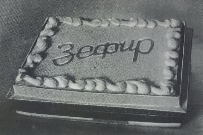 Pie "zephyr-wafel". Foto dari buku "Produksi kue-kue dan kue," 1976