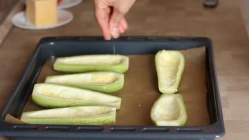 Oven panggang zucchini dengan keju