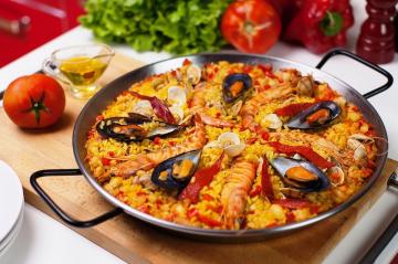 Klasik paella dengan seafood